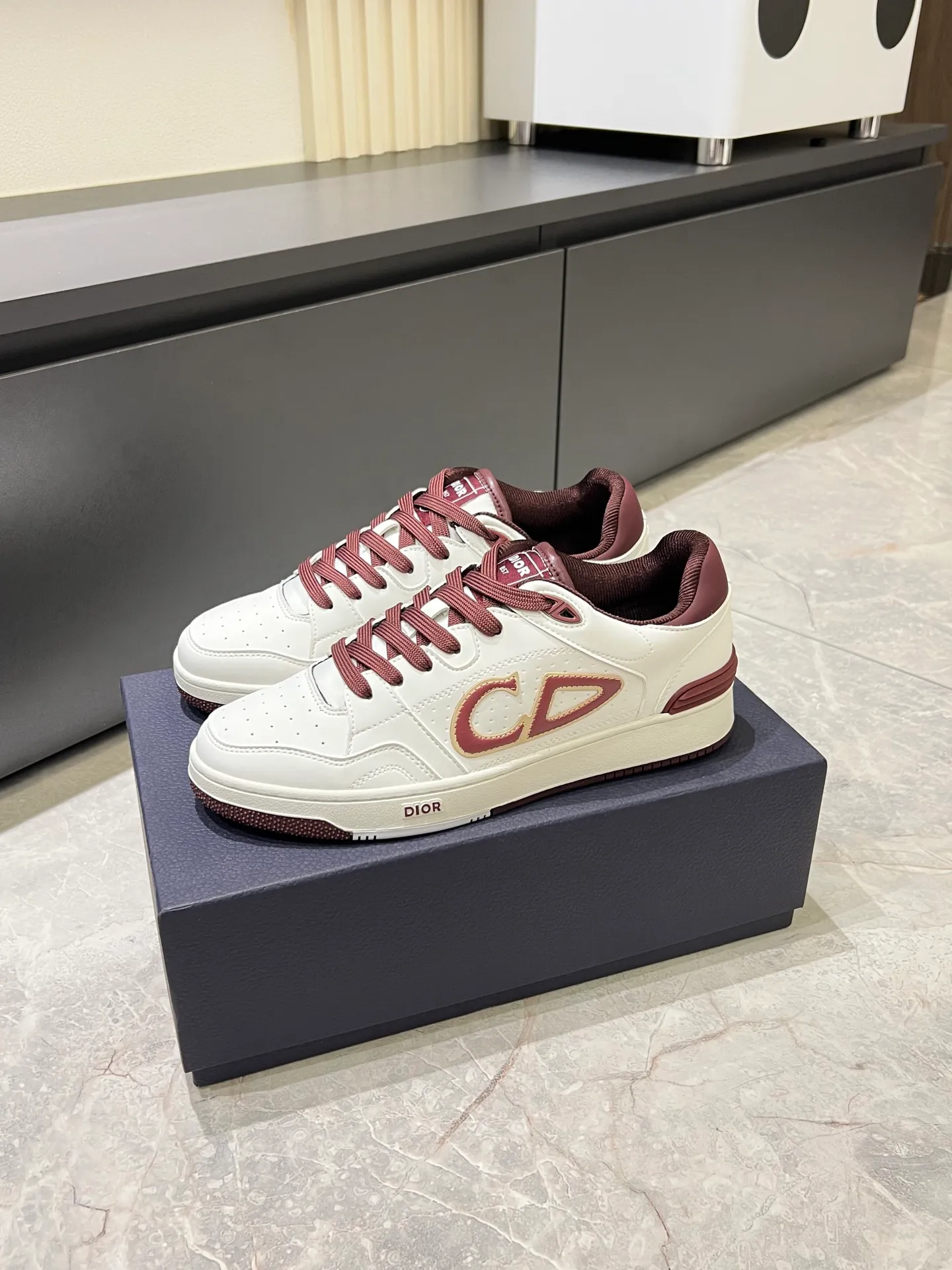 Men's shoes 💰p440 "Dio*" mid-top B27 casual sneakers. This B27 high-top sneaker is a new product in the series and continues Di*r's classic style. Crafted from gray and white smooth calf leather with beige and black Oblique print panels on the sides. The "CD Icon" shaped shoelace eyelets are clever and delicate, and the two-color rubber sole, rear collar and heel are all equipped with the brand's iconic details to enhance the style. Oblique printed straps at the ankle allow for an adjustable fit to complement the overall design. Fashionable and versatile, it can complement any look. Create an exquisite design with unique dynamic vitality and modern atmosphere, presented in low-top and high-top styles. This new must-have shoe adds a new dimension to Dior's archive heritage, embodying modern elegance. Purchase the original version and make it 1:1. If you need top quality, please come to me! Male 38-44!